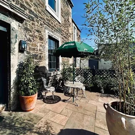 Stylish Georgian Garden + Secure Parking Apartment *