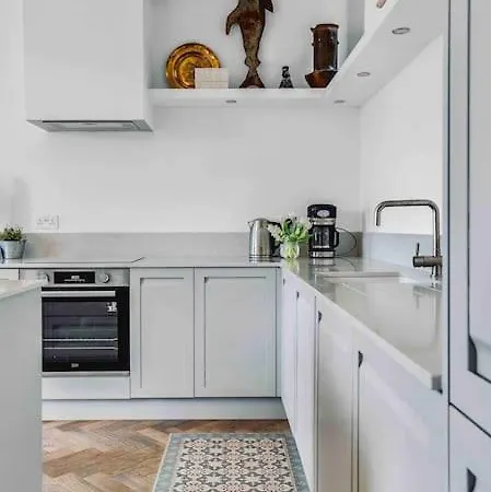 Stylish Georgian Garden + Secure Parking Apartment Edinburgh