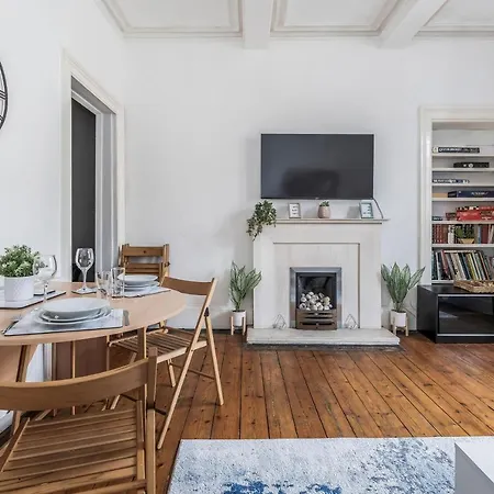 Centre 2 Bedroom Flat - Close To Haymarket Train Station. Apartment