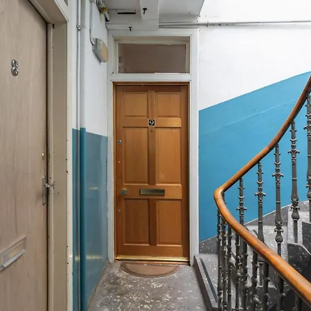 Centre 2 Bedroom Flat - Close To Haymarket Train Station. Apartment *