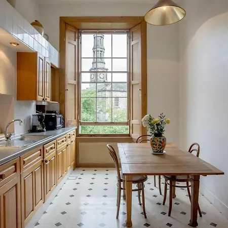 Διαμέρισμα Captivating 4-bed In *