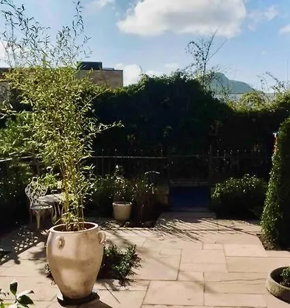 Stylish Georgian Garden + Secure Parking Apartment Edinburgh