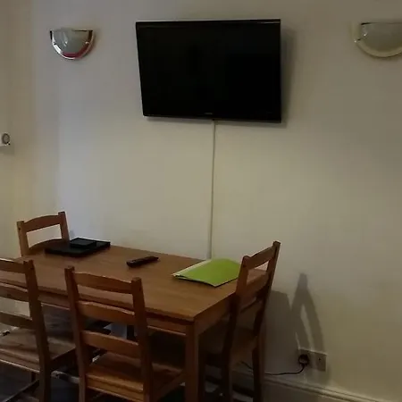 Central Apartments Edinburgh شقة *
