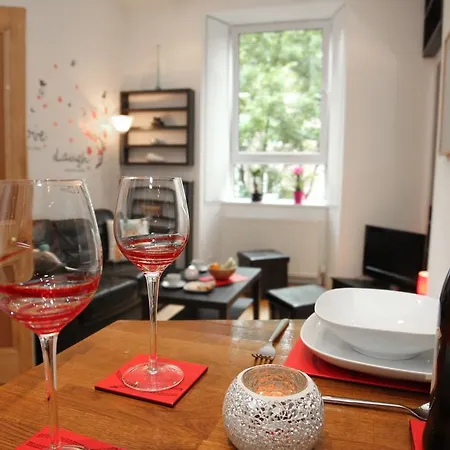 Chic & Bright Flat Near Holyrood Park Apartment *
