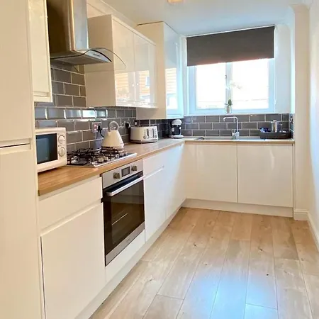 3 Bedroom - 2 Bathroom Townhouse In Corstorphine Near Murrayfield Stadium - Direct Bus To Centre In 20 Minutes - Two Private Parking Spaces - Private Sunny Garden - Recently Refurbished Edinburgh