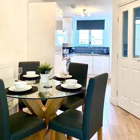 3 Bedroom - 2 Bathroom Townhouse In Corstorphine Near Murrayfield Stadium - Direct Bus To Centre In 20 Minutes - Two Private Parking Spaces - Private Sunny Garden - Recently Refurbished Ferienhaus