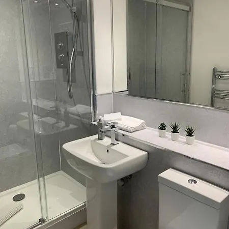 Ferienhaus 3 Bedroom - 2 Bathroom Townhouse In Corstorphine Near Murrayfield Stadium - Direct Bus To Centre In 20 Minutes - Two Private Parking Spaces - Private Sunny Garden - Recently Refurbished