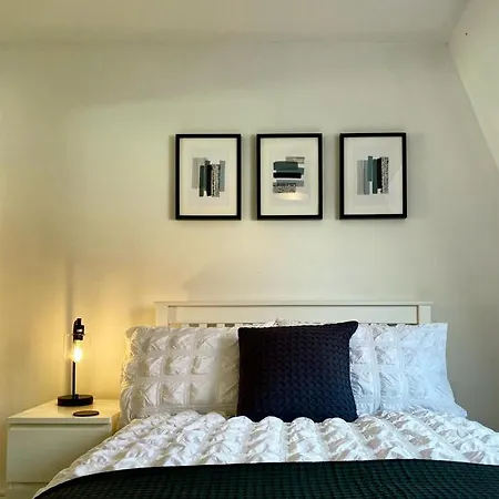 3 Bedroom - 2 Bathroom Townhouse In Corstorphine Near Murrayfield Stadium - Direct Bus To Centre In 20 Minutes - Two Private Parking Spaces - Private Sunny Garden - Recently Refurbished Ferienhaus *