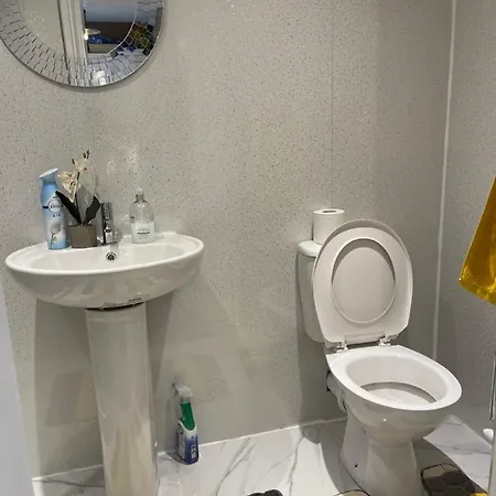 Ubytování v soukromí One Bedroom In Spacious Bungalow, Free Parking & Private Entrance