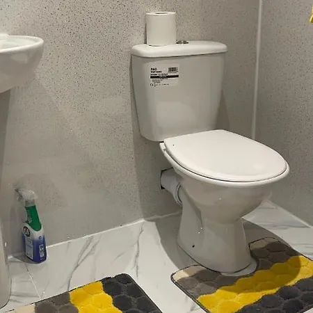 Ubytování v soukromí One Bedroom In Spacious Bungalow, Free Parking & Private Entrance
