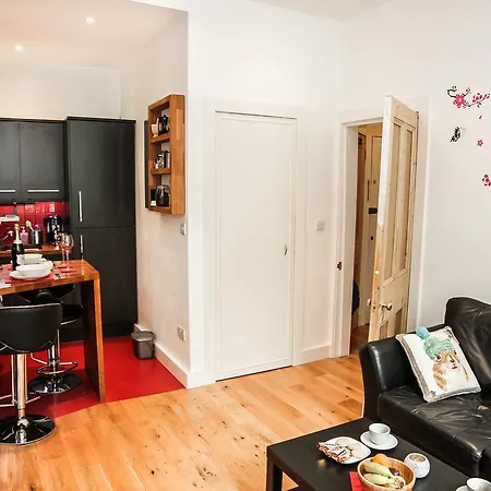 Chic & Bright Flat Near Holyrood Park アパート