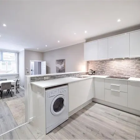 Stunning, Refurbished 2 Ba - Free Street Parking *