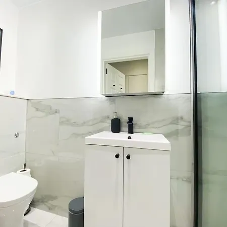 Stunning, Refurbished 2 Ba - Free Street Parking *