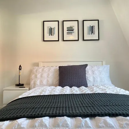 3 Bedroom - 2 Bathroom Townhouse In Corstorphine Near Murrayfield Stadium - Direct Bus To Centre In 20 Minutes - Two Private Parking Spaces - Private Sunny Garden - Recently Refurbished * Edinburgh