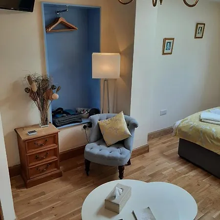 アナザー ルーム ベッド・アンド・ブレックファスト 4*