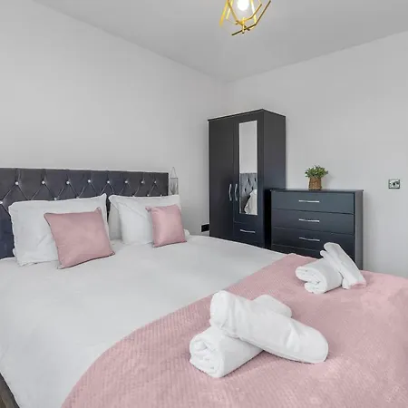 Stunning 3 Bedroom 2 Bathroom - Free Parking - Close To Centre & Airport Edinburgh