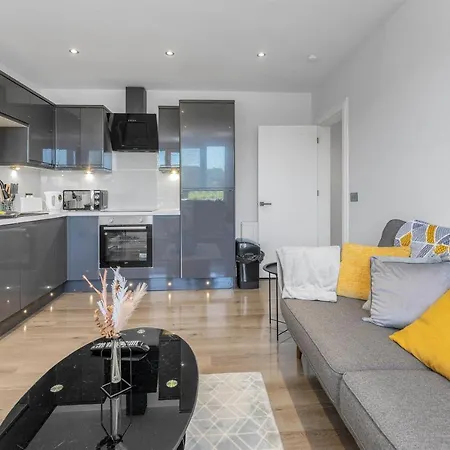Apartment Stunning 3 Bedroom 2 Bathroom - Free Parking - Close To Centre & Airport