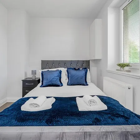 Stunning 3 Bedroom 2 Bathroom - Free Parking - Close To Centre & Airport *