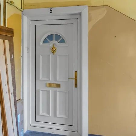 Apartment Stunning 3 Bedroom 2 Bathroom - Free Parking - Close To Centre & Airport *