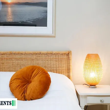 Large 2 Bed Centre - Free Parking *