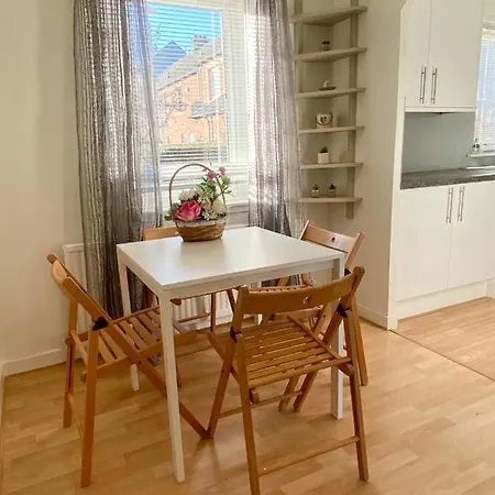 Cosy 2 Bedroom With Free Parking Near