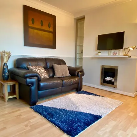 Cosy With Free Parking Close To Airport Apartament *