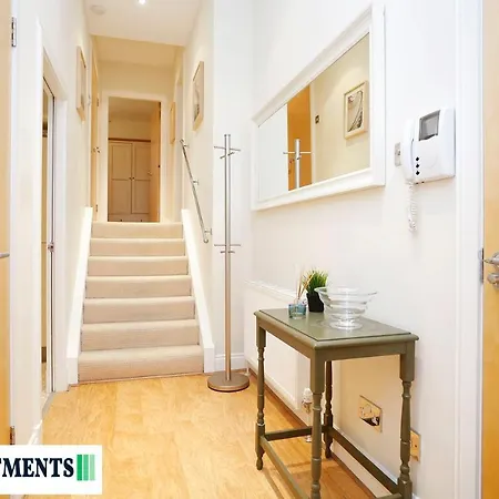 Large 2 Bed Centre - Free Parking *