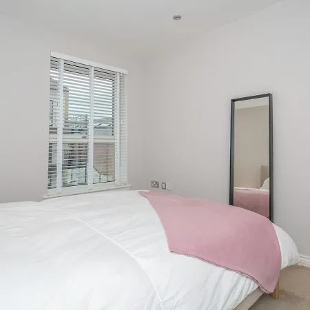 Cosy Modern Flat Pass The Keys Apartment