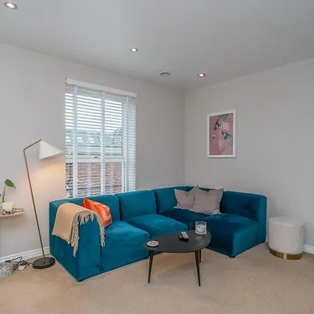 Cosy Modern Flat Pass The Keys