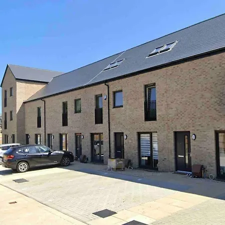 Modern 3 Bed With Free Parking And Garden Close To Center And Airport Edinburgh