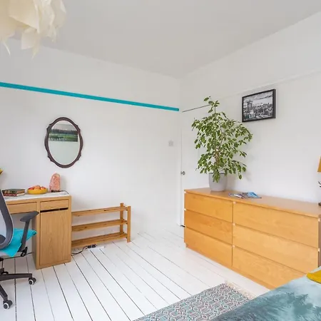 Ubytování v soukromí Bright & Spacious Double With Garden View- Close To Airport & Centre Edinburgh