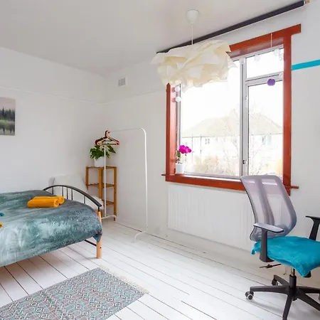 منزل للإقامة Bright & Spacious Double With Garden View- Close To Airport & Centre إدنبرة