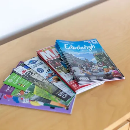 Bright & Spacious Double With Garden View- Close To Airport & Centre منزل للإقامة *