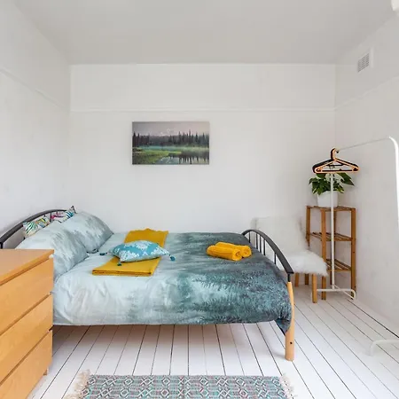 Bright & Spacious Double With Garden View- Close To Airport & Centre *