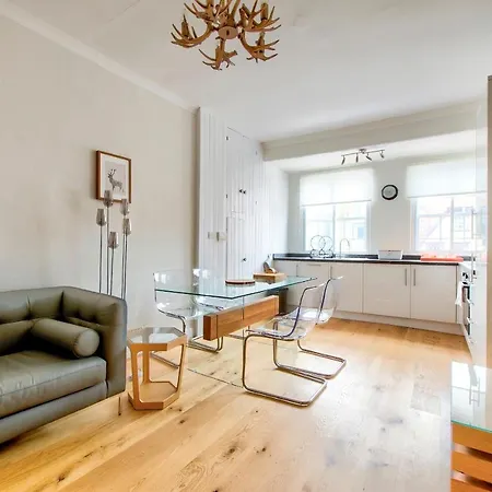 Modern Royal Mile 2 Bed Flat - Pass The Keys Edynburg