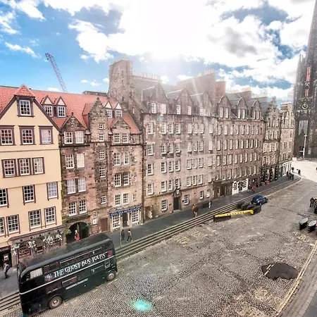 Modern Royal Mile 2 Bed Flat - Pass The Keys Edinburgh