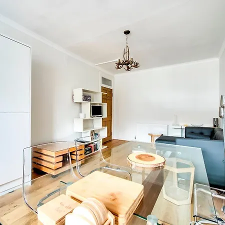 Modern Royal Mile 2 Bed Flat - Pass The Keys