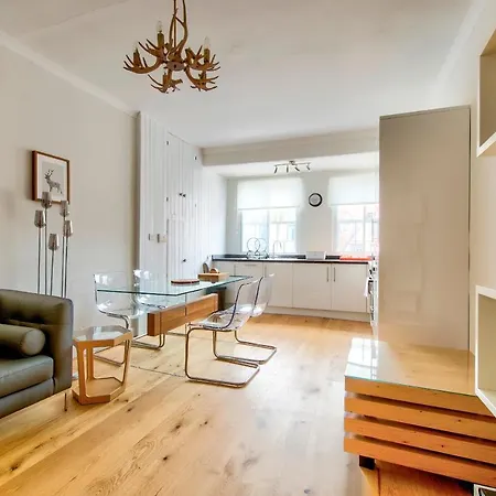 Modern Royal Mile 2 Bed Flat - Pass The Keys *