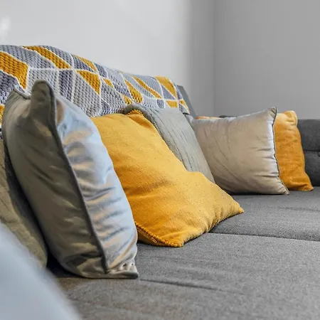 Stunning 3 Bedroom 2 Bathroom - Free Parking - Close To Centre & Airport Apartment *