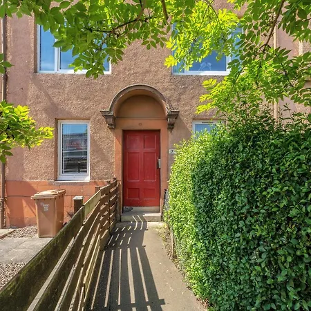 Apartment Stunning 3 Bedroom 2 Bathroom - Free Parking - Close To Centre & Airport