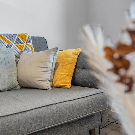 Stunning 3 Bedroom 2 Bathroom - Free Parking - Close To Centre & Airport Edinburgh