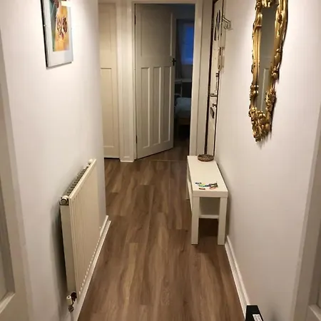 Inviting 1bd Flat In Appartement *