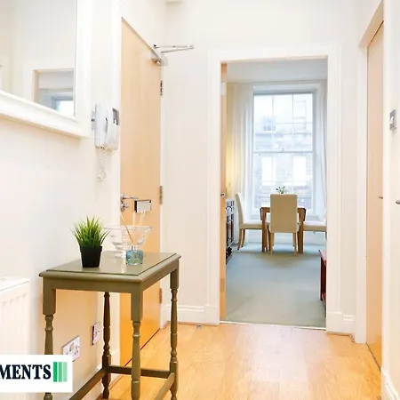 Large 2 Bed Centre - Free Parking *