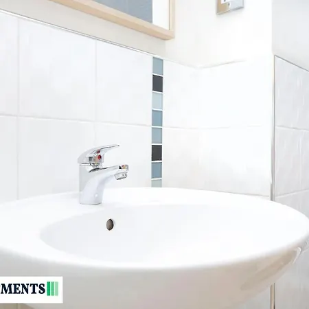 Large 2 Bed Centre - Free Parking *