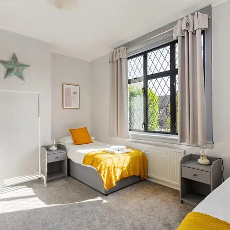 Lovely 3bed House-private Parking