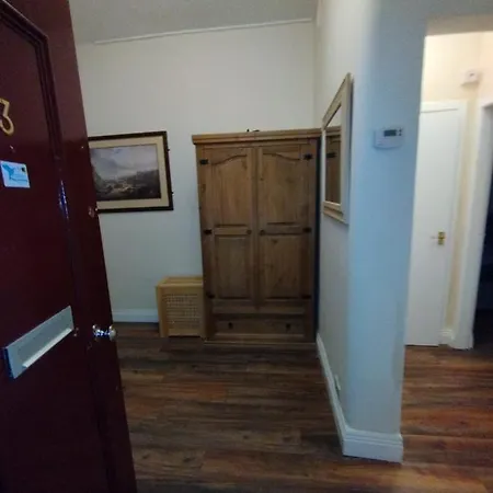 Apartament 2 Bedrooms Flat Central Edinburgh, Sleeps 6, In The Shadow Of Holyrood Park And Arthur's Seat With Free Parking, Two Bed Edynburg