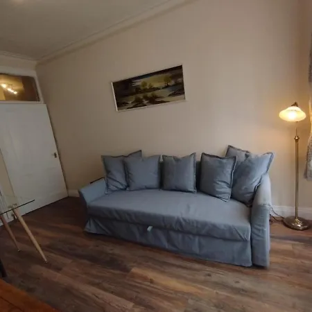 2 Bedrooms Flat Central Edinburgh, Sleeps 6, In The Shadow Of Holyrood Park And Arthur's Seat With Free Parking, Two Bed * 에든버러
