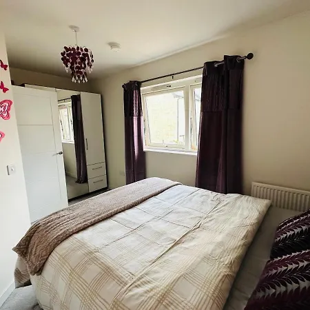 Vila Modern 3 Bed With Free Parking And Garden Close To Center And Airport