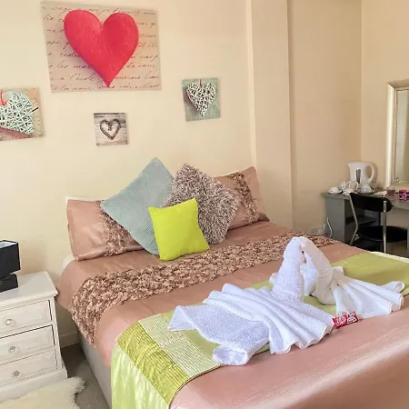 Lovely Double With Private Bathroom And Double With Shared Toilet & Parking Free * Edinburgh