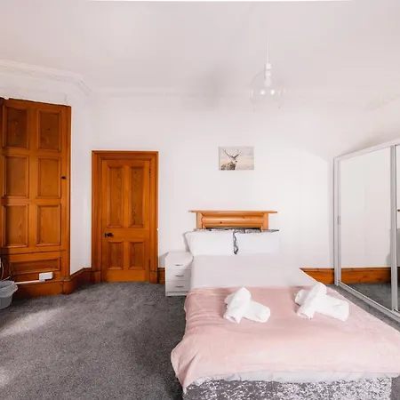 Specious Retreat With Famous Park Views * Эдинбург